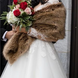 Beautiful faux fur shawl that I wore for my wedding day! I bought it from Etsy